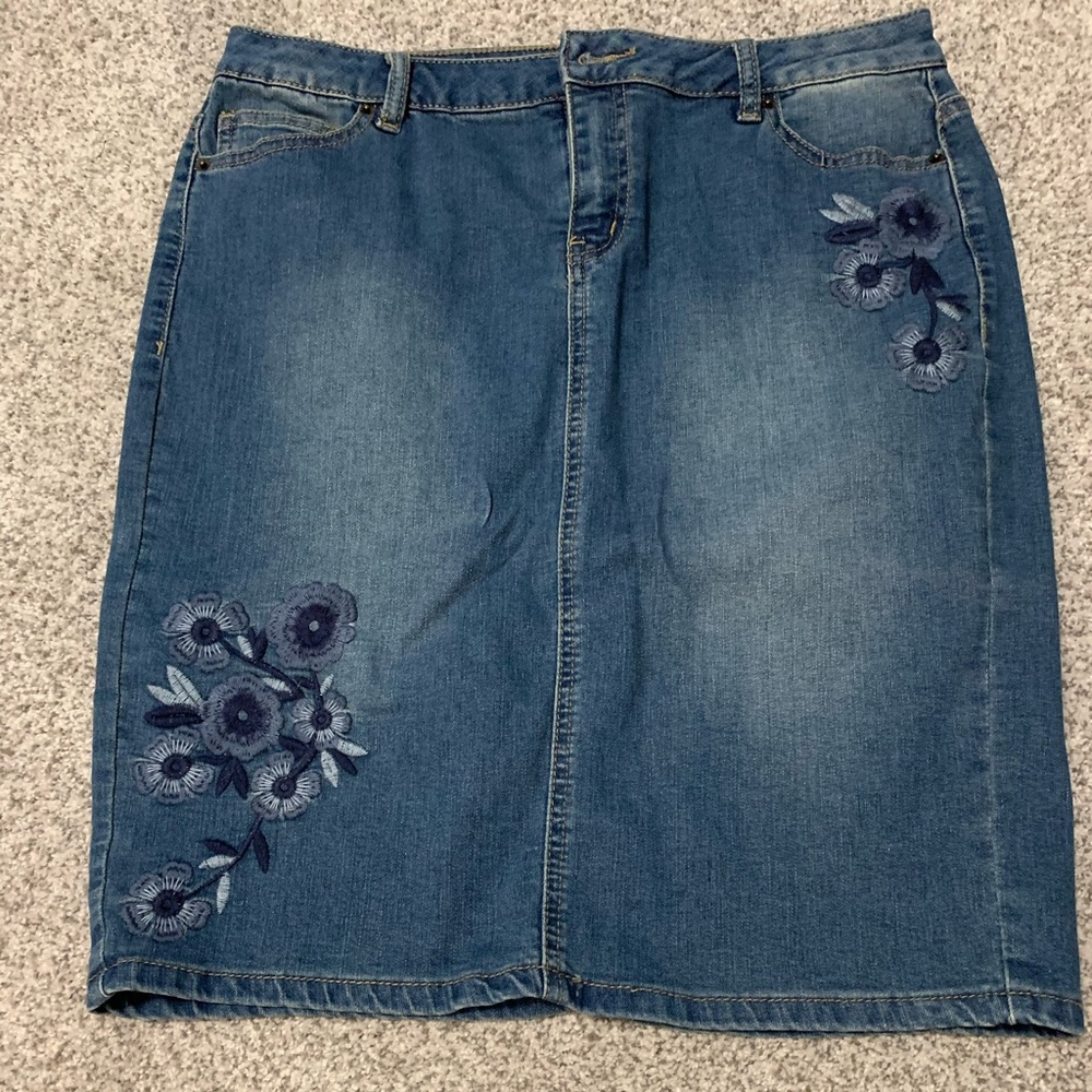 NWOT denim skirt with navy flower accent size 8